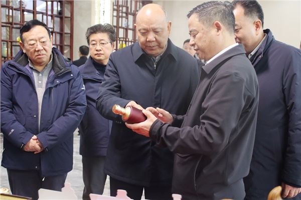 省領(lǐng)導(dǎo)李建中深入沅陵酒業(yè)調(diào)研，助力產(chǎn)業(yè)高質(zhì)量發(fā)展。                                                